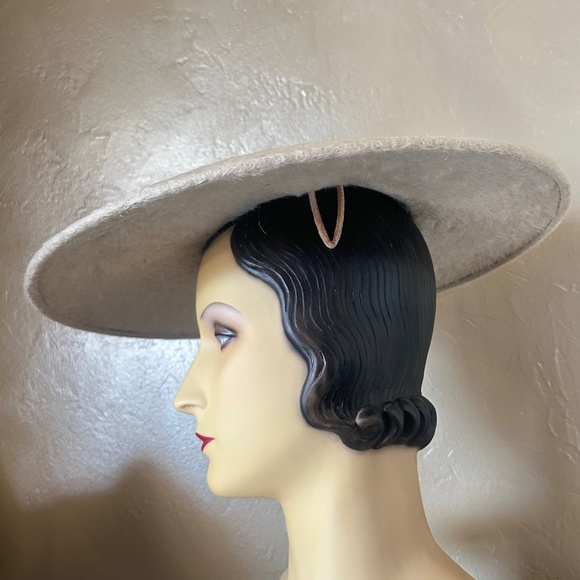 SUPERB 1950\'s IVORY FURRY FELT CART WHEEL HAT + RED/GOLD BAND